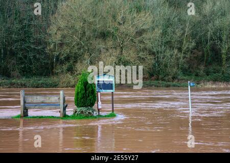 Il fiume Wye in spate a Brockweir. Foto Stock