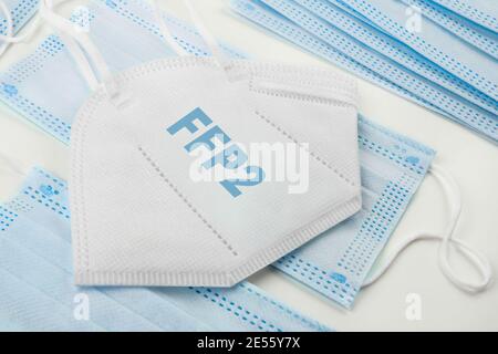 Maschera FFP2 e maschere mediche Foto Stock