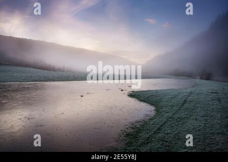 Grande corpo di acqua di alluvione congelata adiacente al fiume Wye a Llandogo. Foto Stock