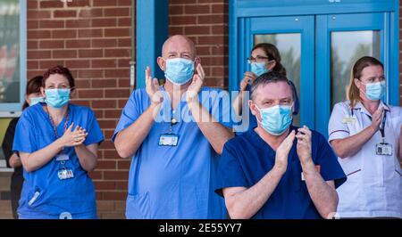 Il personale dell'NHS si riunisce all'esterno dell'Harrogate Hospital per celebrare il 72° compleanno dell'NHS e per ringraziarvi di tutti i lavoratori chiave che hanno aiutato il pubblico a superare la pandemia. Foto Stock