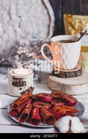 Panini di frutta pastiglia. Rotoli di caramelle Apple, patatine. Frutta secca e grattugiata. Dolcezza utile. Dessert alimentare. Spuntino fatto in casa. Frutta degidrata. Naturale Foto Stock