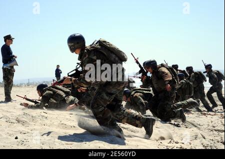 SAN DIEGO (settembre 10, 2008) CQT (Crewman Qualification Training) gli studenti caricano la spiaggia durante un'esercitazione medica di evacuazione presso il Naval Special Warfare Center di Coronado, California. CQT è un corso di formazione avanzato di 14 settimane che insegna armi di base, marineria, primo soccorso e tattiche di piccole unità agli allievi di Special Warfare Combatant-Craft Crewman (SWCC). Gli SWCC gestiscono e mantengono l'inventario della Marina delle imbarcazioni all'avanguardia e ad alta velocità utilizzate per supportare le foche in missioni operative speciali in tutto il mondo. GLI US Navy Seals, gli specialisti segreti e agguerriti, hanno guidato l'audace operazione di commando in Pakista Foto Stock