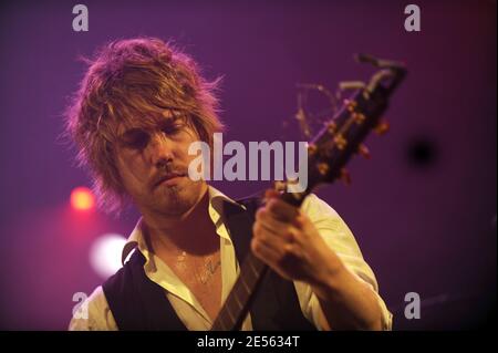 Il cantante francese Julien Dore si esibisce dal vivo in concerto presso il 'le Cafe de la Danse' di Parigi, in Francia, il 2 luglio 2008. Foto di Mehdi Taamallah/ABACAPRESS.COM Foto Stock