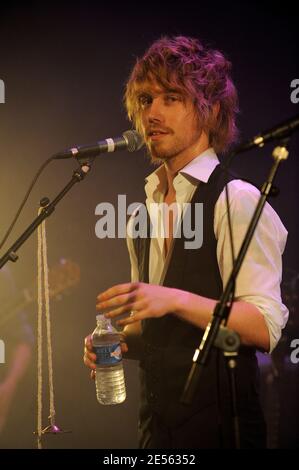 Il cantante francese Julien Dore si esibisce dal vivo in concerto presso il 'le Cafe de la Danse' di Parigi, in Francia, il 2 luglio 2008. Foto di Mehdi Taamallah/ABACAPRESS.COM Foto Stock