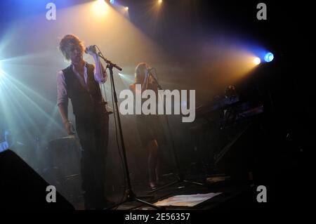 Il cantante francese Julien Dore si esibisce dal vivo in concerto presso il 'le Cafe de la Danse' di Parigi, in Francia, il 2 luglio 2008. Foto di Mehdi Taamallah/ABACAPRESS.COM Foto Stock