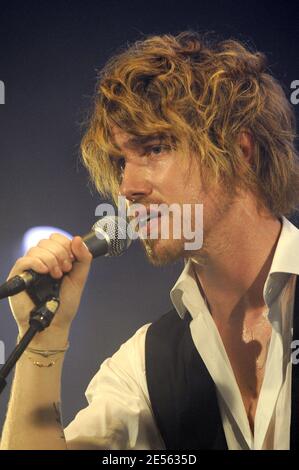 Il cantante francese Julien Dore si esibisce dal vivo in concerto presso il 'le Cafe de la Danse' di Parigi, in Francia, il 2 luglio 2008. Foto di Mehdi Taamallah/ABACAPRESS.COM Foto Stock