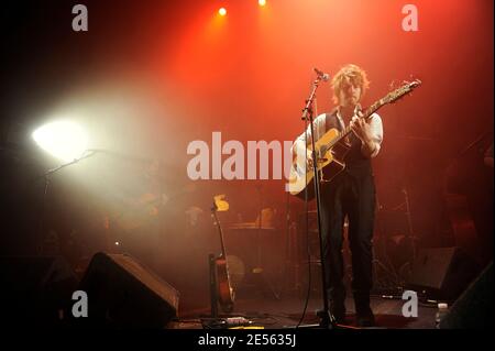 Il cantante francese Julien Dore si esibisce dal vivo in concerto presso il 'le Cafe de la Danse' di Parigi, in Francia, il 2 luglio 2008. Foto di Mehdi Taamallah/ABACAPRESS.COM Foto Stock