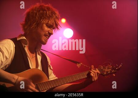 Il cantante francese Julien Dore si esibisce dal vivo in concerto presso il 'le Cafe de la Danse' di Parigi, in Francia, il 2 luglio 2008. Foto di Mehdi Taamallah/ABACAPRESS.COM Foto Stock