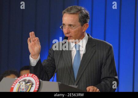 Il presidente della Colombia Alvaro Uribe partecipa a una conferenza stampa presso il palazzo Casa Narino di Bogotà, Colombia, il 3 luglio 2008. Betancourt e tre ostaggi statunitensi tenuti per anni dai guerriglieri sono stati salvati il mercoledì dopo che i soldati in posa come operatori di aiuto hanno indovinato i loro capitatori a metterli su un elicottero. Foto di Miguel Solona/SP/ABACAPRESS.COM Foto Stock