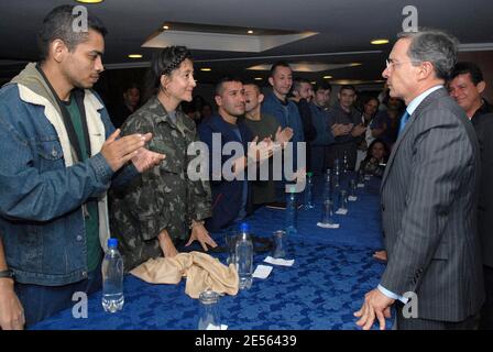 Il presidente colombiano Alvaro Uribe saluta l'ex candidato presidenziale colombiano e l'ex-FARC ostaggio di Ingrid Betancourt a Bogotà, Colombia, il 2 luglio 2008. Foto di Cesar Carrion/ABACAPRESS.COM Foto Stock