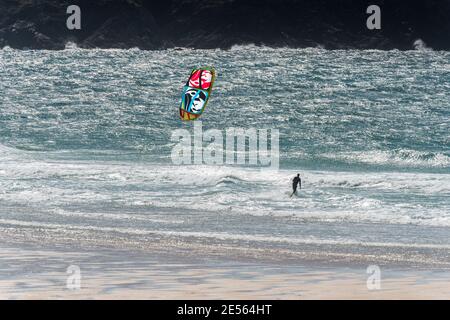 Un kite surfer a Fistral a Newquay in Cornovaglia. Foto Stock