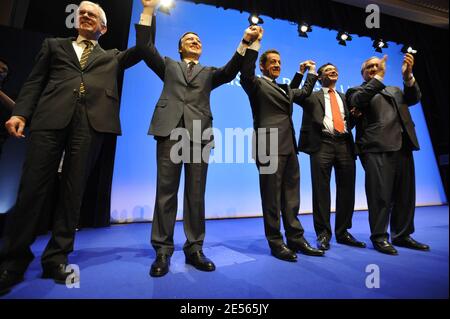 Presidente del Parlamento europeo Hans-Gert Poettering, Presidente della Commissione europea Jose-Manuel Barroso, Presidente francese Nicolas Sarkozy, Patrick Devedjian ed ex primo ministro Jean-Pierre Raffarin durante il consiglio nazionale dell'UMP (Unione per un movimento popolare) del partito presidenziale a Mutualite a Parigi, Francia, il 5 luglio 2008. Foto di Elodie Gregoire/ABACAPRESS.COM Foto Stock