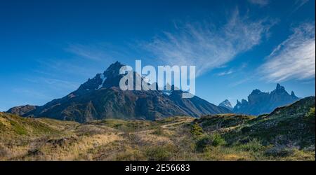 Vista panoramica sulle magiche vette montane che si erigano alte torri denti circondati da foreste umide australi nel Parco Nazionale Torres del Paine, Patagonia, Foto Stock