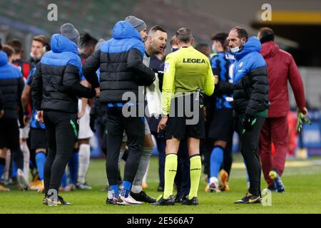 Stadio Giuseppe Meazza San Siro, Milano, Italia, 26 gennaio 2021, Samir Hananovic (FC Internazionale) protestando con l'arbitro per non aver mostrato a Zlatan Ibrahimovic (AC Milan) una cartellino rosso dopo la disputa verbale con Romelu Lukaku (FC Internazionale) durante FC Internazionale vs AC Milan, Calcio italiano Coppa Italia match - Foto Francesco Scaccianoce / LM Foto Stock