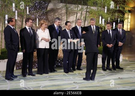 Presentazione della dichiarazione di Juniors 8 in presenza del presidente italiano Silvio Berlusconi, del presidente russo Dmitry Medvedev, della cancelliera tedesca Angela Merkel, del primo ministro britannico Gordon Brown, del primo ministro giapponese Yasuo Fukuda, del presidente americano George W Bush, del primo ministro canadese Stephen Harper, Il presidente francese Nicolas Sarkozy e il presidente della Commissione europea Jose Manuel Durao Barroso durante un evento sociale al Windsor Hotel Toya il 7 luglio 2008 a Toyako, Hokkaido, Giappone. Durante questo vertice di 3 giorni, i leader degli otto paesi industriali più forti discutono su IS Foto Stock