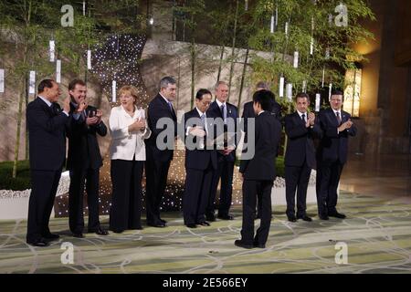 Presentazione della dichiarazione di Juniors 8 in presenza del presidente italiano Silvio Berlusconi, del presidente russo Dmitry Medvedev, della cancelliera tedesca Angela Merkel, del primo ministro britannico Gordon Brown, del primo ministro giapponese Yasuo Fukuda, del presidente americano George W Bush, del primo ministro canadese Stephen Harper, Il presidente francese Nicolas Sarkozy e il presidente della Commissione europea Jose Manuel Durao Barroso durante un evento sociale al Windsor Hotel Toya il 7 luglio 2008 a Toyako, Hokkaido, Giappone. Durante questo vertice di 3 giorni, i leader degli otto paesi industriali più forti discutono su IS Foto Stock