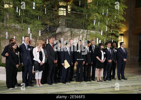 Presentazione della dichiarazione di Juniors 8 in presenza del presidente italiano Silvio Berlusconi, del presidente russo Dmitry Medvedev, della cancelliera tedesca Angela Merkel, del primo ministro britannico Gordon Brown, del primo ministro giapponese Yasuo Fukuda, del presidente americano George W Bush, del primo ministro canadese Stephen Harper, Il presidente francese Nicolas Sarkozy e il presidente della Commissione europea Jose Manuel Durao Barroso durante un evento sociale al Windsor Hotel Toya il 7 luglio 2008 a Toyako, Hokkaido, Giappone. Durante questo vertice di 3 giorni, i leader degli otto paesi industriali più forti discutono su IS Foto Stock