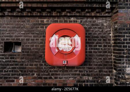 buoy di vita su un vecchio muro di mattoni Foto Stock