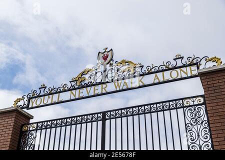 Guardando in alto lo Shankly Gates al Liverpool FC. Foto Stock