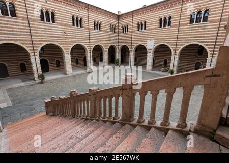 Scala della ragione nel cortile del Palazzo della ragione di Verona. Italia Foto Stock