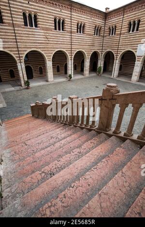 Scala della ragione nel cortile del Palazzo della ragione di Verona. Italia Foto Stock