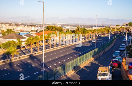 Nelson Mandela Boulevard- Città del Capo, Sud Africa - 25-01-2021 vista laterale boulevard nel tardo pomeriggio. Il sole su Città del Capo. Foto Stock