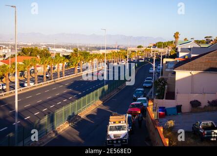Nelson Mandela Boulevard- Città del Capo, Sud Africa - 25-01-2021 vista laterale boulevard nel tardo pomeriggio. Il sole su Città del Capo. Foto Stock