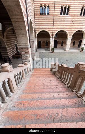 Scala della ragione nel cortile del Palazzo della ragione di Verona. Italia Foto Stock