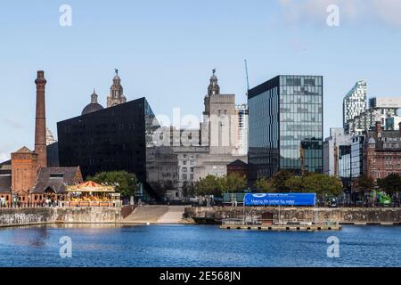 La luminosa luce del sole si riflette sugli edifici moderni sul lungomare di Liverpool. Foto Stock