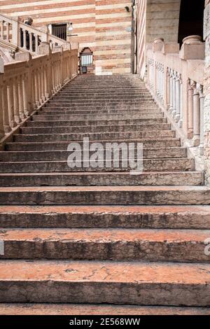 Scala della ragione nel cortile del Palazzo della ragione di Verona. Italia Foto Stock