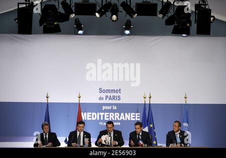 Il ministro francese degli Affari esteri ed europei Bernard Kouchner, il presidente della Commissione europea José Manuel Barroso, il presidente egiziano e il copresidente del vertice Hosni Mubarak, Il presidente francese Nicolas Sarkozy e il segretario generale delle Nazioni Unite Ban Ki-Moon hanno tenuto una conferenza stampa congiunta al termine del vertice di fondazione dell'Unione di Parigi per il Mediterraneo, al Grand Palais di Parigi, in Francia, il 13 luglio 2008. Il presidente francese Nicolas Sarkozy e 42 leader lanciano oggi un’Unione tra l’Europa e i suoi vicini mediterranei, ma le tensioni tra i paesi del Medio Oriente potrebbero minare il grande Foto Stock