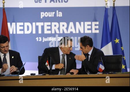 Il ministro francese degli Affari esteri ed europei Bernard Kouchner, il presidente della Commissione europea José Manuel Barroso, il presidente egiziano e il co-presidente del vertice Hosni Mubarak e il presidente francese Nicolas Sarkozy hanno tenuto una conferenza stampa congiunta al termine del vertice di fondazione dell'Unione di Parigi nel Mediterraneo al Grand Palais di Parigi, Francia il 13 luglio 2008. Il presidente francese Nicolas Sarkozy e 42 leader lanciano oggi un’Unione tra l’Europa e i suoi vicini mediterranei, ma le tensioni tra i paesi del Medio Oriente potrebbero compromettere il grande piano. Foto di Abd Rabbo-Mousse/ABACAPRESS.COM Foto Stock