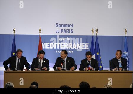 Il ministro francese degli Affari esteri ed europei Bernard Kouchner, il presidente della Commissione europea José Manuel Barroso, il presidente egiziano e il copresidente del vertice Hosni Mubarak, Il presidente francese Nicolas Sarkozy e il segretario generale delle Nazioni Unite Ban Ki-Moon hanno tenuto una conferenza stampa congiunta al termine del vertice di fondazione dell'Unione di Parigi per il Mediterraneo, al Grand Palais di Parigi, in Francia, il 13 luglio 2008. Il presidente francese Nicolas Sarkozy e 42 leader lanciano oggi un’Unione tra l’Europa e i suoi vicini mediterranei, ma le tensioni tra i paesi del Medio Oriente potrebbero minare il grande Foto Stock