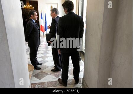 Il presidente francese Nicolas Sarkozy, Jean-David Levitte e Franck Louvrier attendono il presidente palestinese e il primo ministro israeliano presso l'Elysee Palace di Parigi, Francia, il 13 luglio 2008. Foto di Elodie Gregoire/ABACAPRESS.COM Foto Stock