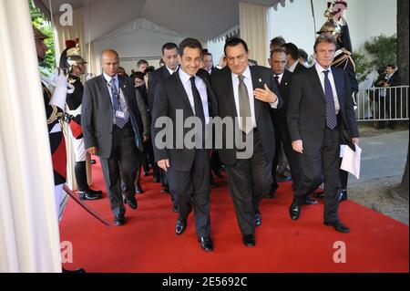 Il presidente francese Nicolas Sarkozy, il presidente egiziano e il co-presidente del vertice Hosni Mubarak e il ministro degli Affari esteri francese Bernard Kouchner durante il vertice di Parigi per la fondazione del Mediterraneo al Grand Palais di Parigi, Francia, il 13 luglio 2008. Il presidente francese Nicolas Sarkozy e 42 leader lanciano oggi un’Unione tra l’Europa e i suoi vicini mediterranei, ma le tensioni tra i paesi del Medio Oriente potrebbero compromettere il grande piano. Foto di Elodie Gregoire/ABACAPRESS.COM Foto Stock