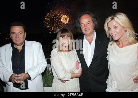 (L-R) Pierre Guillermo, Lova Moor e Gonzague Saint-Bris partecipano alla festa della Bastiglia ospitata dal CEO di Telemedia Pierre Guillermo nel suo appartamento a Parigi, in Francia, il 14 luglio 2008. Foto di Benoit Pinguet/ABACAPRESS.COM Foto Stock