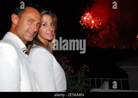 Alain Rolland, CEO di Elite 2 Luxe e girlfiend Karine, durante la festa della Bastiglia, ospitata dal CEO di MultimÀdia Pierre Guillermo nel suo appartamento a Parigi, Francia, il 14 luglio 2008 Foto di Helder Januario/ABACAPRESS.COM Foto Stock