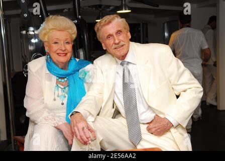 L'attore americano Edward Meeks e la moglie dello scrittore francese Jacqueline Monsigny alla festa della Bastiglia ospitata dal CEO di MultimÀdia Pierre Guillermo nel suo appartamento a Parigi, Francia il 14 luglio 2008 Foto di Helder Januario/ABACAPRESS.COM Foto Stock