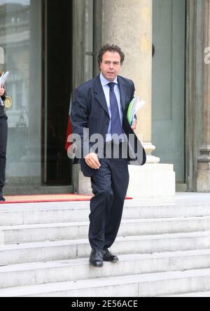 Ministro francese junior per l'industria e i consumatori, il portavoce del governo Luc Chatel lascia l'Elysee Palace dopo la riunione settimanale del gabinetto a Elysee Palace a Parigi, Francia, il 16 luglio 2008. Foto di Denis Guignebourg/ABACAPRESS.COM Foto Stock