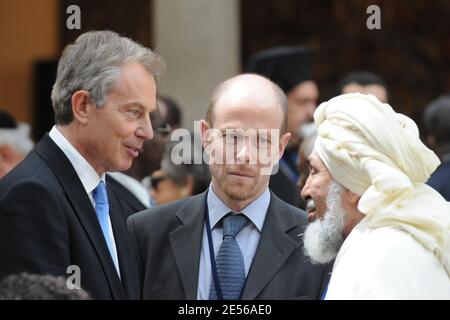 L'ex primo Ministro britannico Tony Blair parla con un chierico musulmano non identificato prima della cerimonia di apertura della Conferenza Mondiale sul dialogo al Palazzo Pardo a Madrid, Spagna, il 16 luglio 2008. Il re Saudita Abdullah e la Lega Mondiale Musulmana tengono questo incontro delle principali religioni del mondo a Madrid per due giorni. Foto di Ammar Abd Rabbo/ABACAPRESS.COM Foto Stock