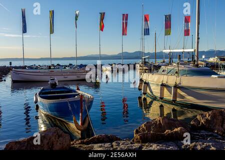 Cisano, Italia - 01 26 2021: Il porto di Cisano vicino al tramonto in un pomeriggio invernale. Foto Stock