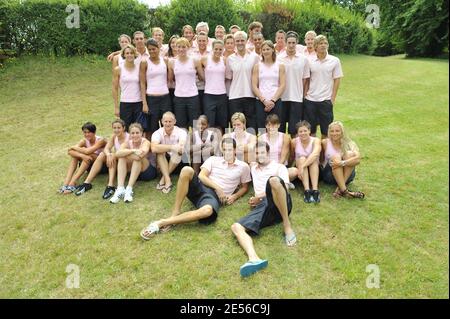 Il Ministro francese della Salute, della Gioventù, dello Sport e delle Associazioni Roselyne Bachelot-Narquin si pone con la squadra olimpica francese di nuoto durante una sessione di formazione prima della loro partenza a Pechino per i Giochi Olimpici, il 27 luglio 2008, a Colombes, Francia. Foto di Nicolas Gouhier/cameleon/ABACAPRESS.COM Foto Stock