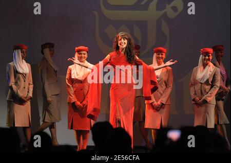 La cantante Natacja esegue una canzone durin la cerimonia di consegna del primo Airbus A380 alla compagnia aerea araba 'Emirates' presso lo stabilimento di Airbus ad Amburgo, Germania, il 28 luglio 2008. Il primo volo di linea avrà luogo il 01 agosto, in volo da Dubai a New York. Emirates ha ordinato 58 A380, attualmente il più grande aereo passeggeri del mondo. Foto di Ammar Abd Rabbo/ABACAPRESS.COM Foto Stock