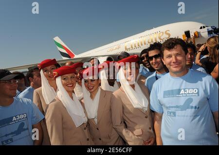 Circa 2,000 dipendenti Airbus partecipano alla cerimonia di consegna del primo Airbus A380 alla compagnia aerea araba "Emirates" presso lo stabilimento Airbus di Amburgo, Germania, il 28 luglio 2008. Il primo volo di linea avrà luogo il 01 agosto, in volo da Dubai a New York. Emirates ha ordinato 58 A380, attualmente il più grande aereo passeggeri del mondo. Foto di Ammar Abd Rabbo/ABACAPRESS.COM Foto Stock