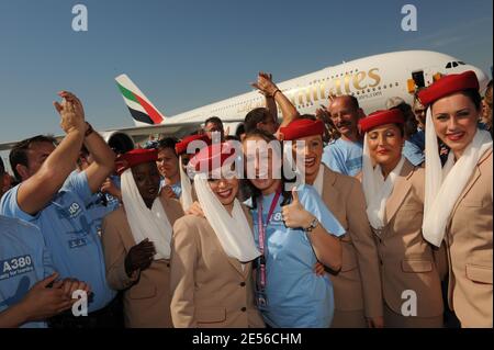 Circa 2,000 dipendenti Airbus partecipano alla cerimonia di consegna del primo Airbus A380 alla compagnia aerea araba "Emirates" presso lo stabilimento Airbus di Amburgo, Germania, il 28 luglio 2008. Il primo volo di linea avrà luogo il 01 agosto, in volo da Dubai a New York. Emirates ha ordinato 58 A380, attualmente il più grande aereo passeggeri del mondo. Foto di Ammar Abd Rabbo/ABACAPRESS.COM Foto Stock