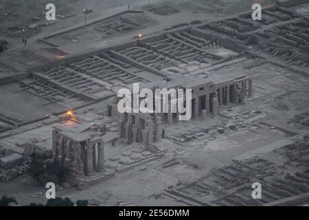 Tour in mongolfiera sopra Tebe, vista sul tempio Ramesseum, Egitto Foto Stock