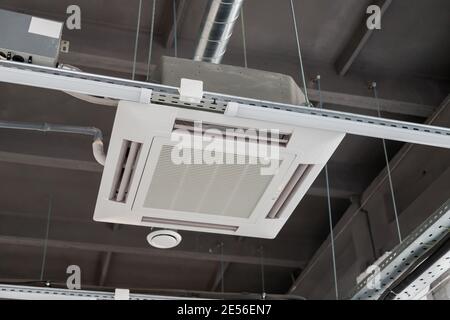Montato a soffitto di tipo cassetta condizionatore aria Foto Stock