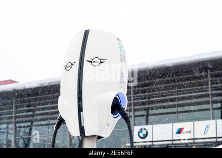 Negozio BMW e punto di ricarica Evbox da 22 kW o stazione di ricarica per auto elettriche presso il principale negozio e sede centrale della concessionaria BMW e Mini a Sofia Bulgaria Foto Stock