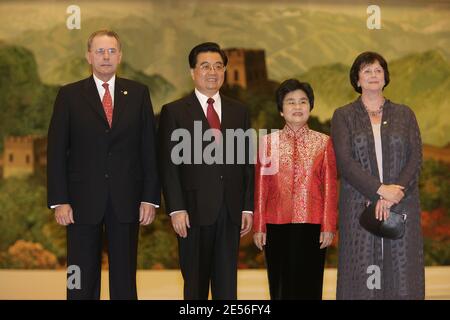 il presidente del Comitato Olimpico Internazionale Jacques Rogge e sua moglie (R) posano per una foto con il presidente cinese Hu Jintao e sua moglie Liu Yongqing prima di un banchetto di benvenuto alla Grande Sala del Popolo di Pechino l'8 agosto 2008. Leader mondiali in arrivo in Cina per partecipare alla cerimonia di apertura dei Giochi Olimpici di Pechino 2008. Foto di Guy Wolff/ABACAPRESS.COM Foto Stock