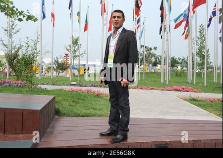 Il pugile francese Brahim Asloum si pone al Villaggio Olimpico mentre il presidente francese Nicolas Sarkozy visita gli atleti olimpici francesi in vista della cerimonia di apertura a Pechino, in Cina, l'8 agosto 2008. Foto di Alain Benainous/piscina/ABACAPRESS.COM Foto Stock